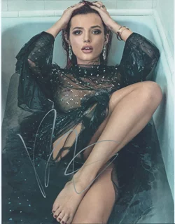 Bella Thorne autograph