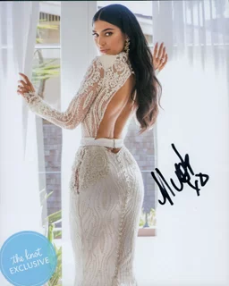 Nicole Williams autograph