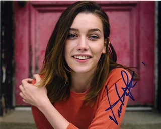 Victoria Pedretti autograph