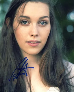 Victoria Pedretti autograph