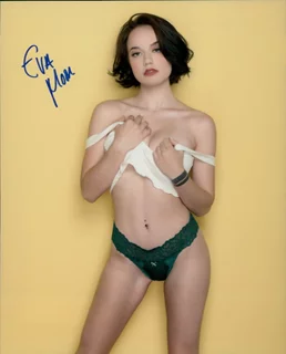 Eva Moon autograph