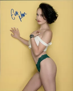Eva Moon autograph