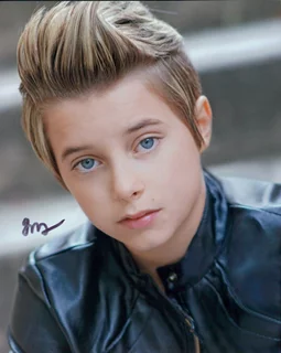 Gavin Magnus autograph