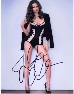 Linda Cardellini autograph