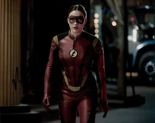 Violett Beane autograph