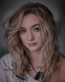 Mollee Gray autograph