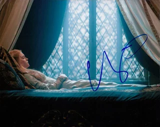 Elle Fanning autograph