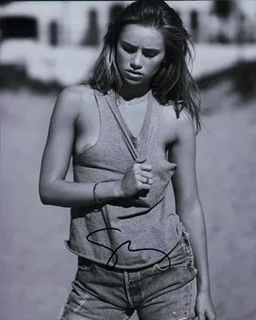 Suki Waterhouse autograph