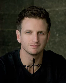 Aaron Glenane autograph