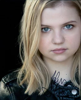 Hannah Swain autograph