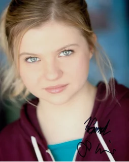 Hannah Swain autograph