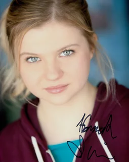 Hannah Swain autograph