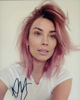 Arielle Vandenberg autograph