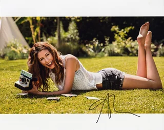 Amanda Crew autograph