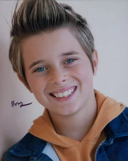 Gavin Magnus autograph