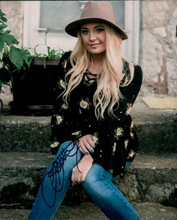 Janelle Arthur autograph