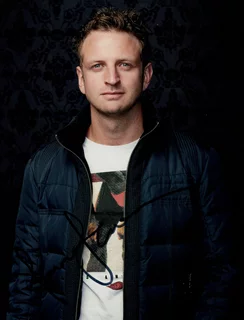 Aaron Glenane autograph