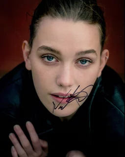Victoria Pedretti autograph