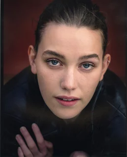 Victoria Pedretti autograph