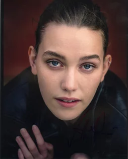Victoria Pedretti autograph