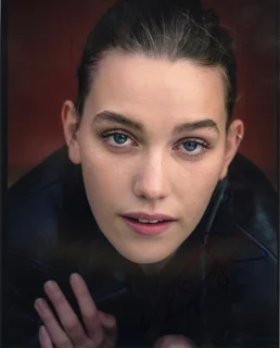 Victoria Pedretti autograph