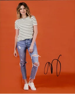 Arielle Vandenberg autograph