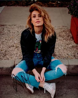 Arielle Vandenberg autograph