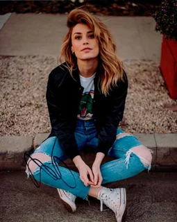 Arielle Vandenberg autograph