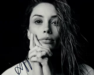Arielle Vandenberg autograph