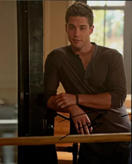 Dean Geyer autograph