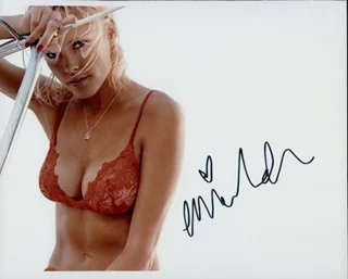 Erinn Bartlett autograph
