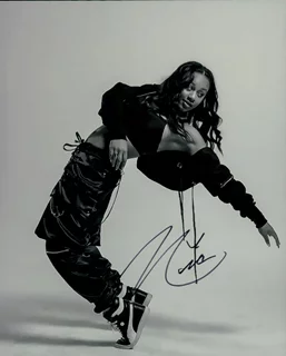 Nia Sioux autograph