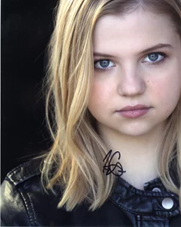 Hannah Swain autograph