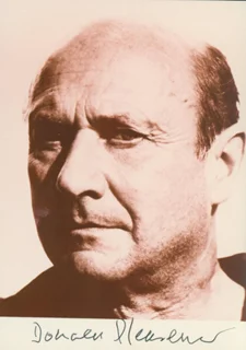 Donald Pleasence autograph