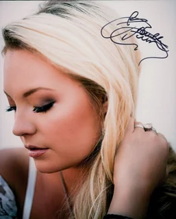 Janelle Arthur autograph