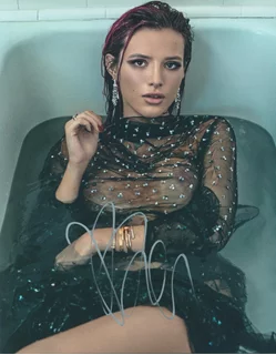 Bella Thorne autograph
