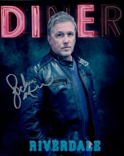 Lochlyn Munro autograph