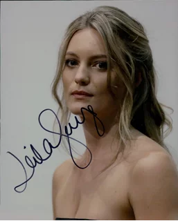 Leila George autograph