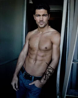 Ryan Paevey autograph