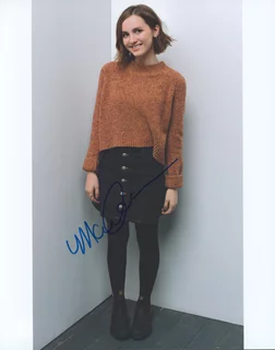 Maude Apatow autograph