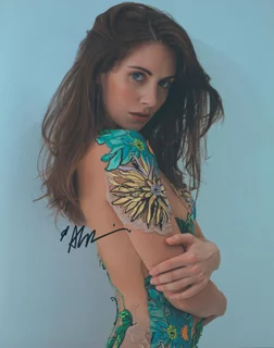 Alison Brie autograph