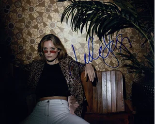 Leila George autograph