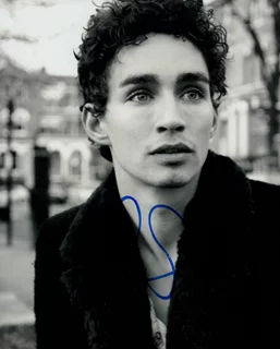 Robert Sheehan autograph