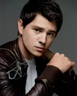 Nicholas D'Agosto autograph