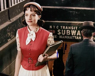 Elisabeth Moss autograph