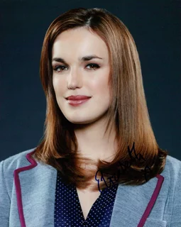 Elizabeth Henstridge autograph