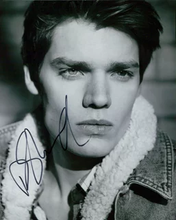 Dominic Sherwood autograph