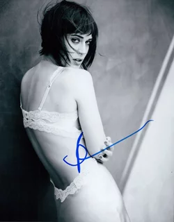 Lizzy Caplan autograph