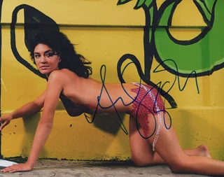 Jessica Szohr autograph