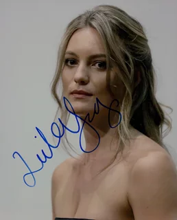 Leila George autograph